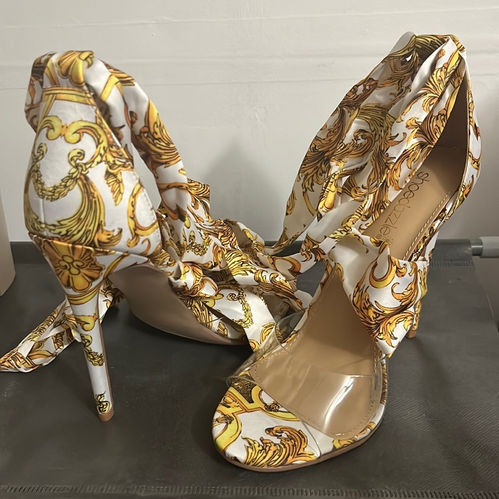 Tie up heel